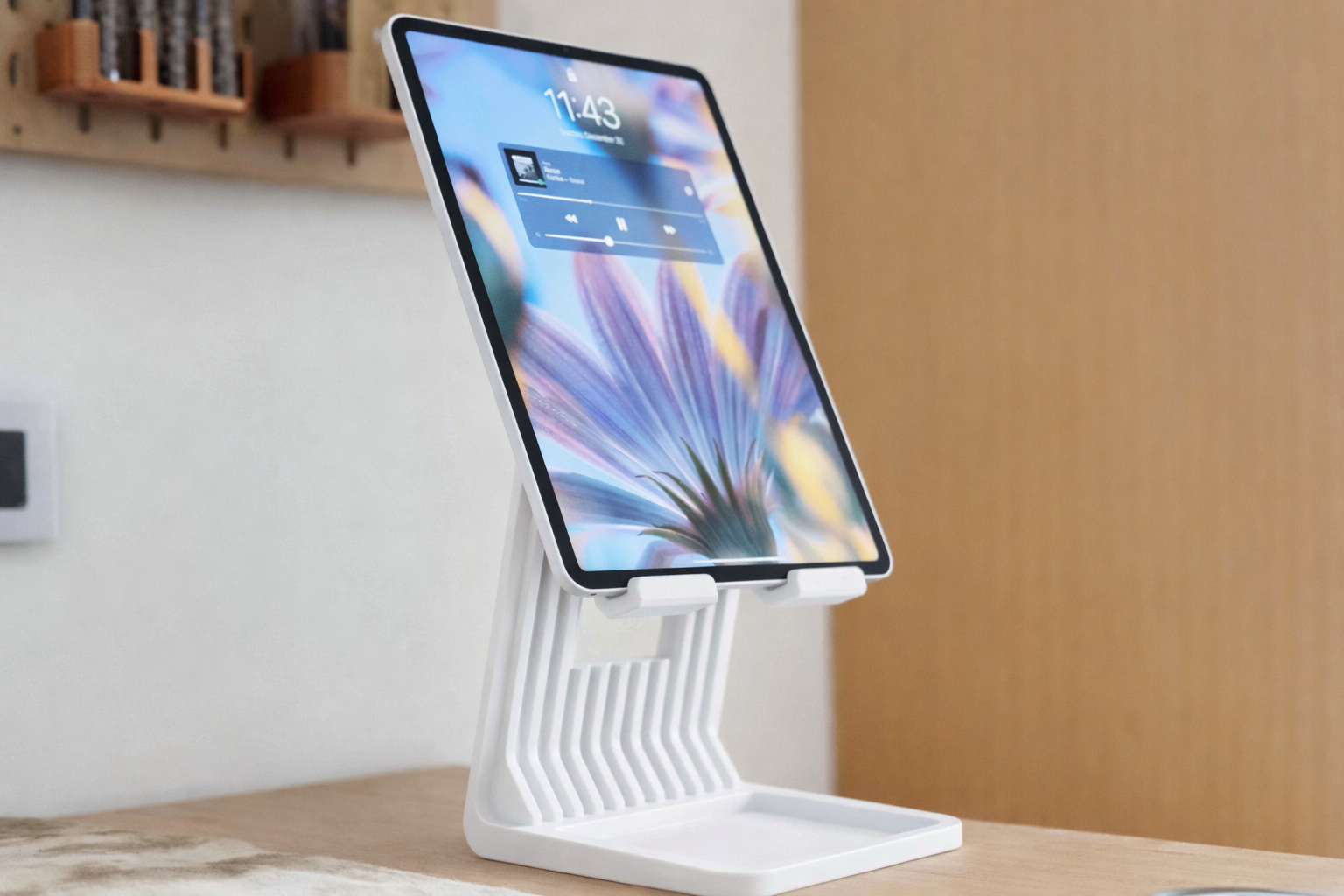 FlexiDock Pro Tablet Ständer mit Ablage – Höhenverstellbarer iPad & Smartphone Halter aus robustem Kunststoff